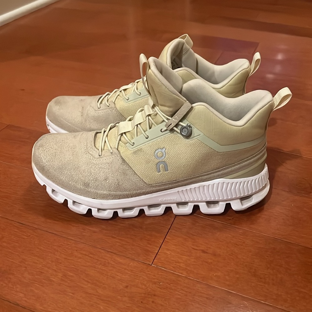 On Running Women’s Shoes - Picture 3 of 5